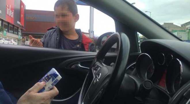 Oyun çağındaki çocukları dilendiriyorlar