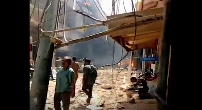 Pakistan'da yolcu uçağı yerleşim bölgesine düştü