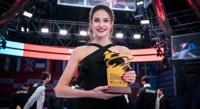 Podyum yerine minderi tercih etti