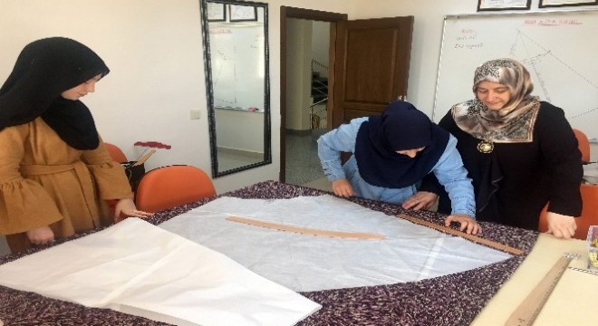 Pursaklar'da giyim tasarım kursiyerlerine sertifika verildi