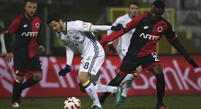 Rövanşı vermedi zirvede çıktı