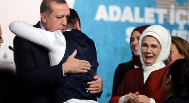 Sahneye atlayıp Cumhurbaşkanı Erdoğan'a sarıldı