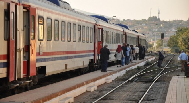 Şüpheli paket treni durdurdu