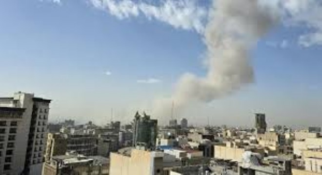 Tahran'da Patlamalar: İsrail Saldırısı Sürüyor