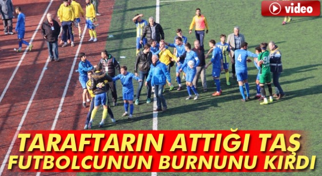 Taraftarın attığı taş futbolcunun burnunu kırdı