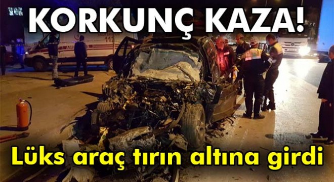 Uşak'ta lüks araç tırın altına girdi; 1 ölü