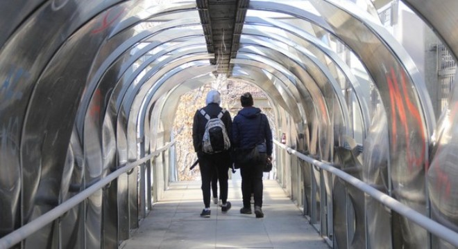 Üst geçit paramparça