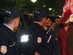 Kontrol noktasında polise çarpıp kaçtı